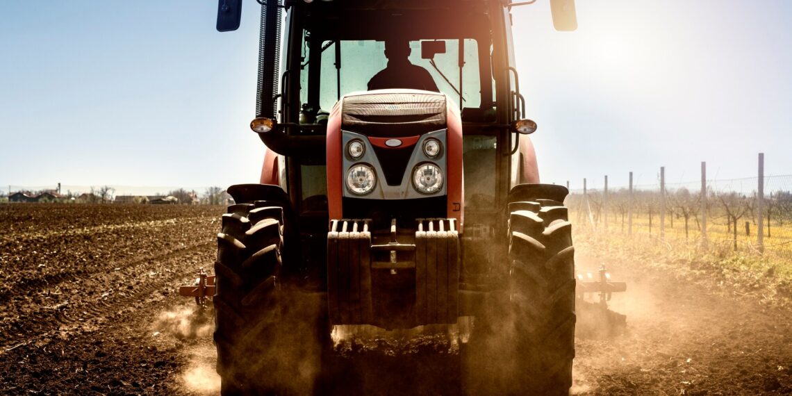 Si ribalta il trattore, agricoltore perde la vita