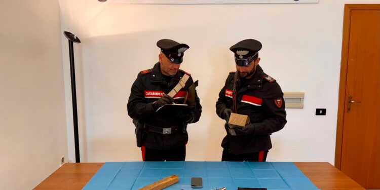 Danneggia un’autovettura in marcia e rapina gli occupanti: arrestato 21enne