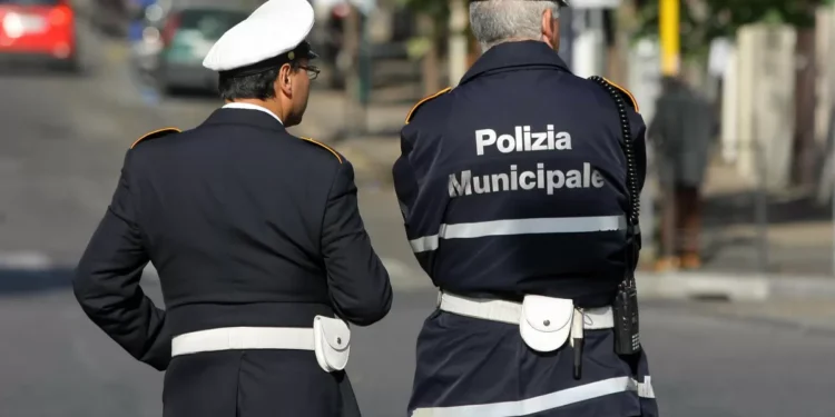 Parcheggiatore abusivo colpisce con pugni e testate degli agenti di Polizia Municipale