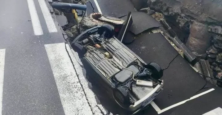 Ciclone Harry, tragedia sfiorata. Voragine inghiotte auto in transito