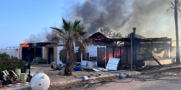 Paura sul litorale di Tre Fontane, incendio devasta il Monnalisa Beach
