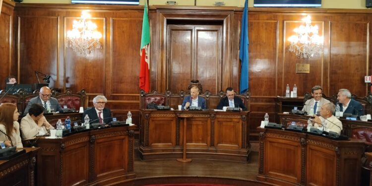 Dichiarazione presidente Quinci variazione di bilancio e permessi amministratori