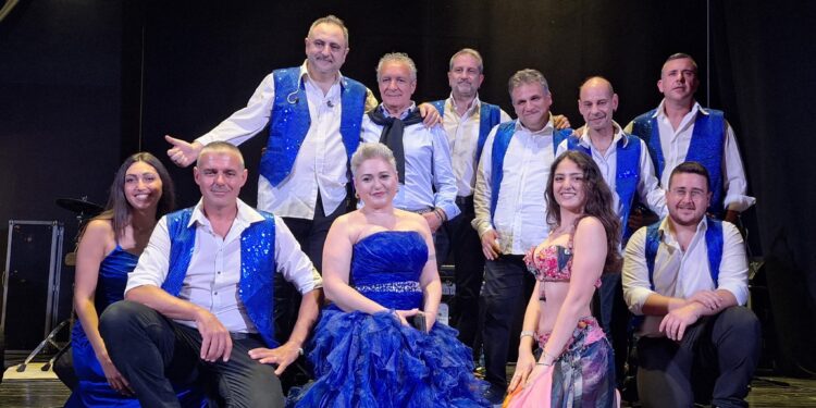 L’omaggio a Renzo Arbore con l’orchestra Luna rossa conquista Il teatro Olimpia