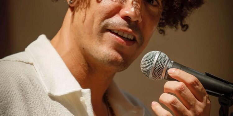 Lunedì 20 luglio Pacheco suona davanti i templi di Selinunte. Martedì 21, “Il giardino nel deserto”
